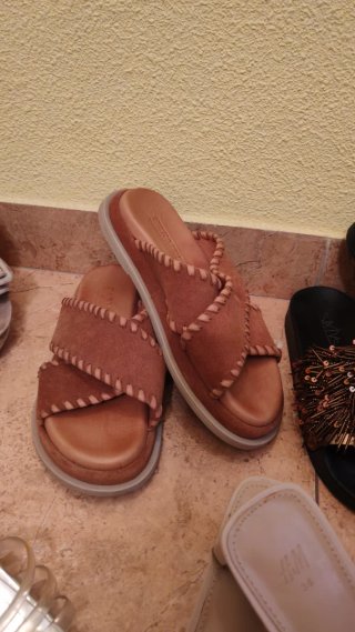 Sandalias de mujer beige y marrón