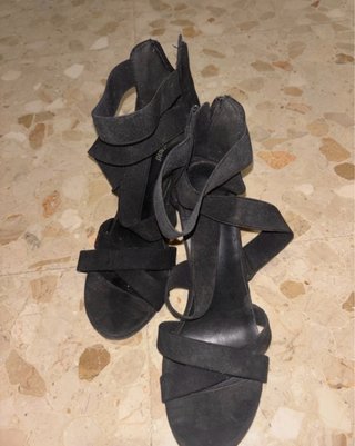 Tacones negros punta fina
