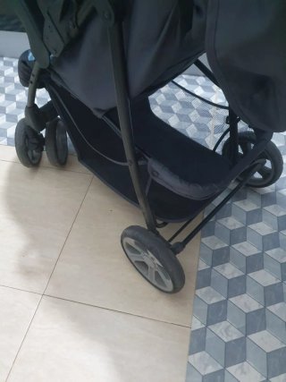 Carrito de bebé gris y azul