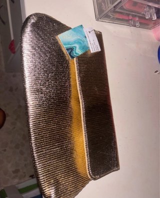 Bolso de mano Golden Goose dorado le falta boton