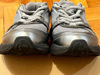 Deportivas niño grises y plateadas