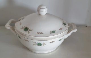Sopera antigua de porcelana con flores