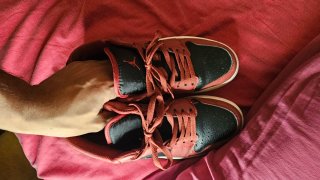 Zapatillas Jordan Rojas y Negras