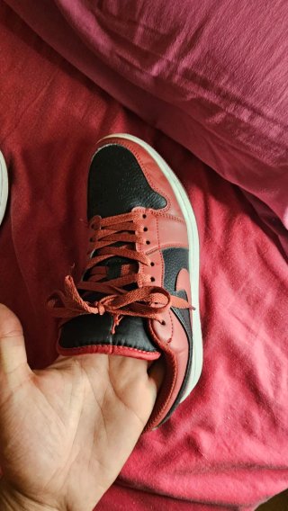 Zapatillas Jordan Rojas y Negras