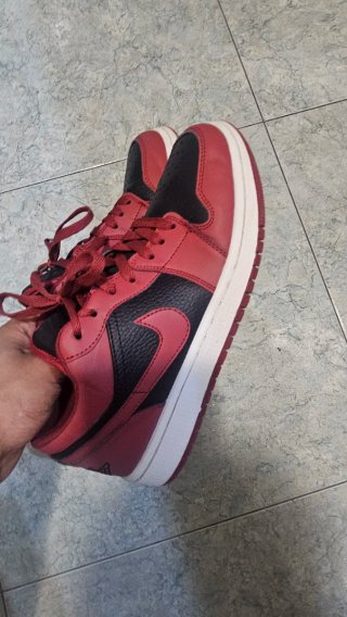 Zapatillas Jordan Rojas y Negras