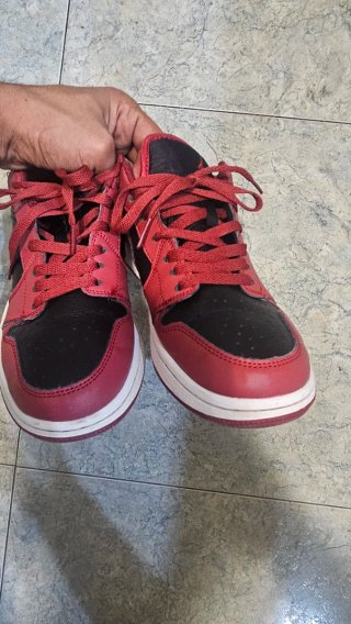 Zapatillas Jordan Rojas y Negras