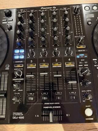 Pioneer DDJ-1000 en caja + maletín + protector