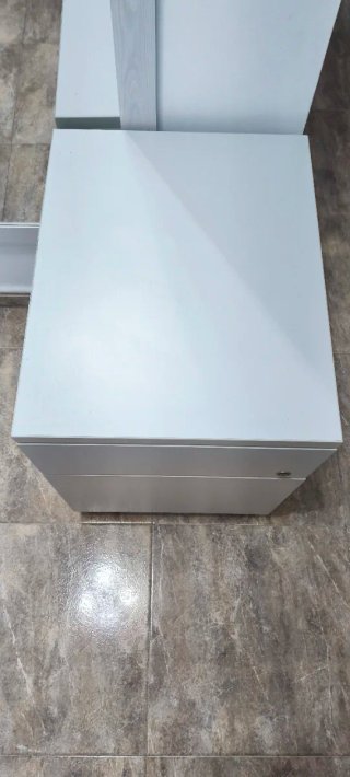 Cajonera metálica de oficina gris con ruedas