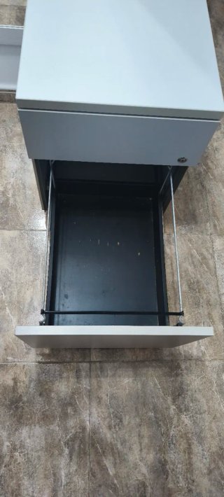Cajonera metálica de oficina gris con ruedas