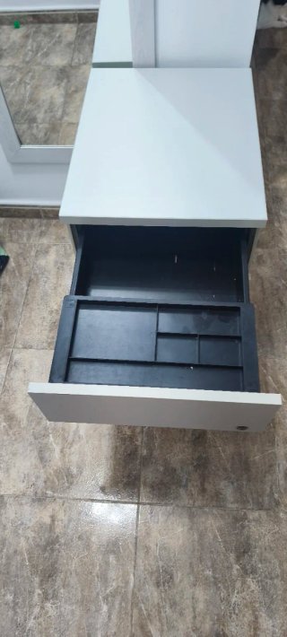 Cajonera metálica de oficina gris con ruedas