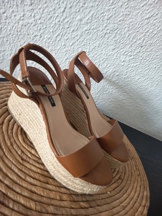 Sandalias cuña Stradivarius marrones