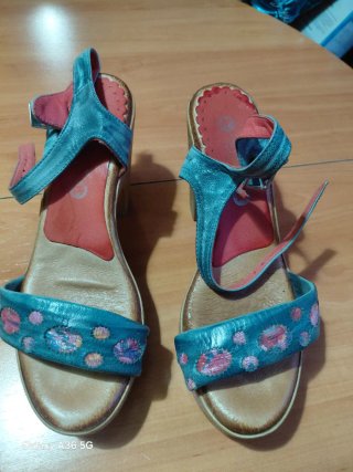 Sandalias de mujer coloridas de piel