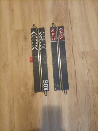 Envío 2 rectas de un carril de pitbox scalextric