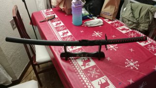 Katana negra con soporte