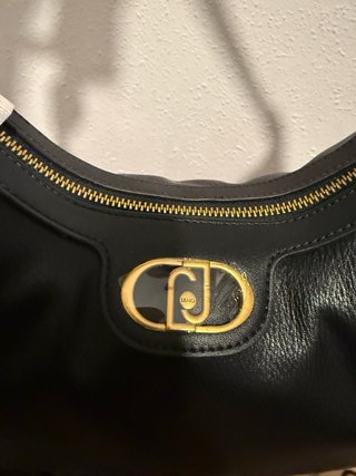 Bolso Negro con Logo Dorado