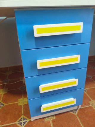 Escritorio juvenil azul y amarillo