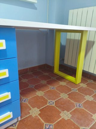 Escritorio juvenil azul y amarillo