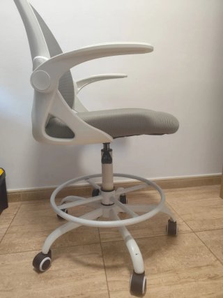 Silla de oficina ergonómica gris y blanca