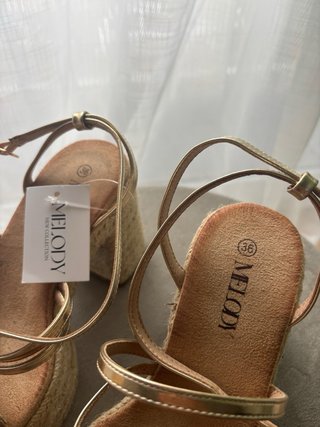 Sandalias Melody Talla 36 Doradas