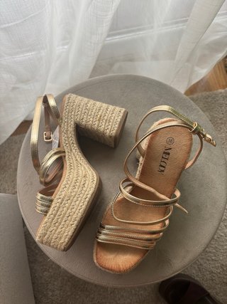 Sandalias Melody Talla 36 Doradas