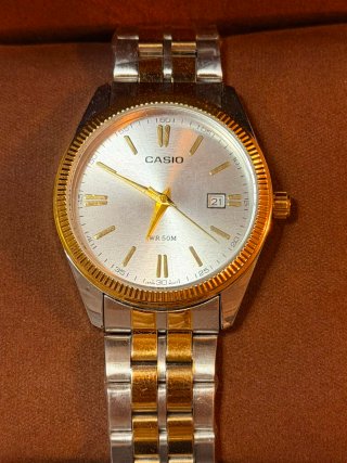 Reloj Casio Dorado y Plateado