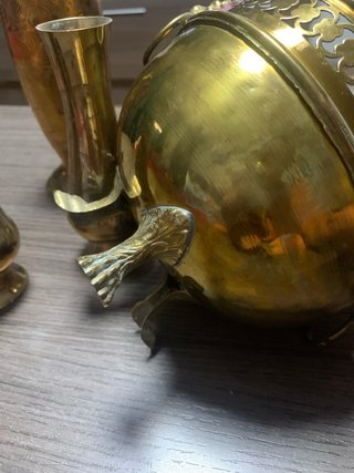 Conjunto de 4 jarrones y cuenco de latón