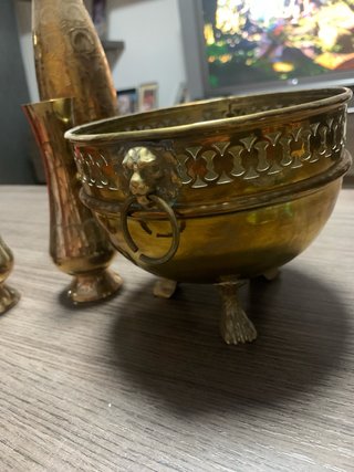 Conjunto de 4 jarrones y cuenco de latón