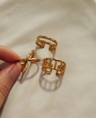 Conjunto de 3 anillos y 2 pendientes dorados