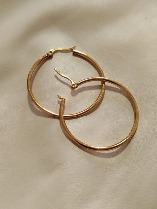 Conjunto de 3 anillos y 2 pendientes dorados