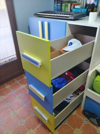 Armario juvenil y cajonera azul y amarillo