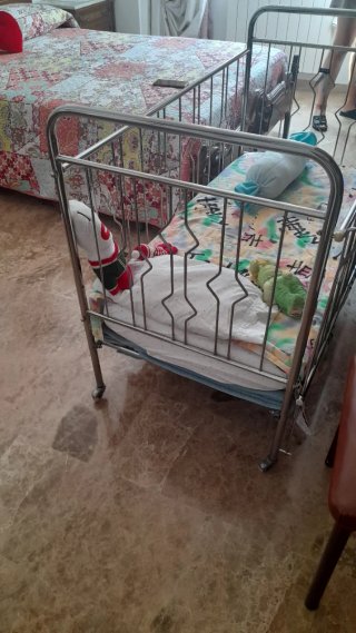 Cuna acero inoxidable con colchón y sábanas
