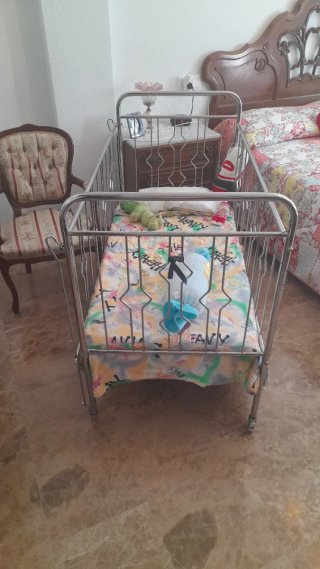 Cuna acero inoxidable con colchón y sábanas