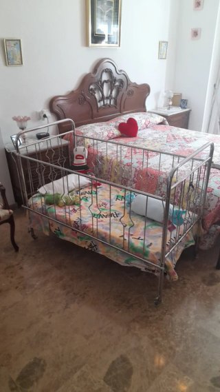 Cuna acero inoxidable con colchón y sábanas