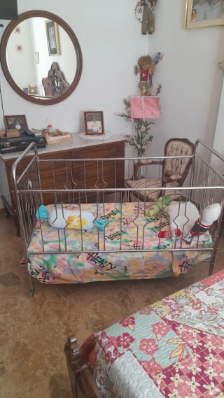 Cuna acero inoxidable con colchón y sábanas