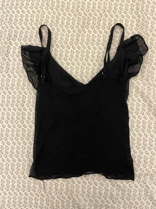 Top negro con volantes ceñido espalda transparente
