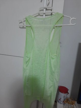 Top verde con botones