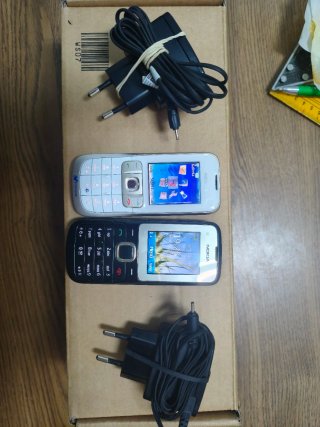 2 Móviles Nokia liberados, con sus dos Cargadores.