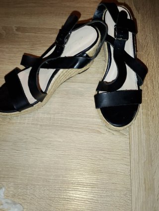 Sandalias de cuña negras