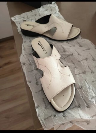 Sandalias de piel blancas