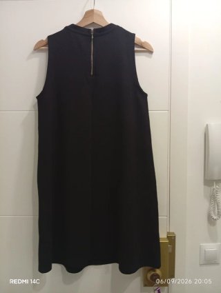 Vestido negro con bordado floral
