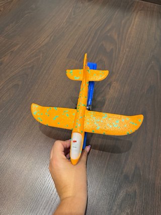 Pistola de juguete con avión naranja