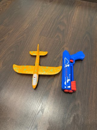 Pistola de juguete con avión naranja