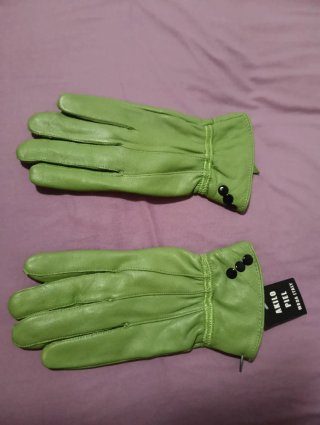Guantes de piel verde nuevos