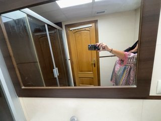 Mueble de baño con pila y grifo y espejo Con luz