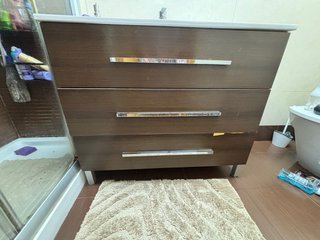 Mueble de baño con pila y grifo y espejo Con luz