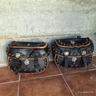 Alforjas de cuero procedentes de una moto Lube 75