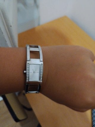 Reloj plateado con detalles brillantes