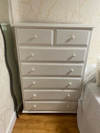 Cómoda blanca de madera lacada