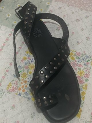 Sandalias B negras con tachuelas