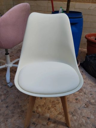 Silla blanca de plástico
